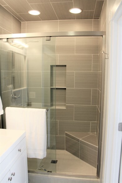 Building Photo - 820 S Junett St