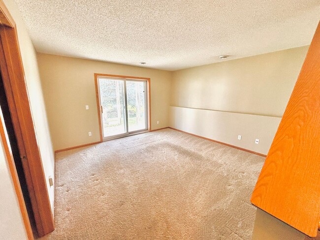 Building Photo - Rare Detached 4bed Townhome in Prime Shako...