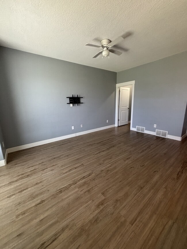 Building Photo - 2 bedroom/ 1.5 bathroom Townhouse in Eagle...