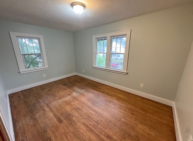 Building Photo - Three Bedroom Duplex Near Garfield Park!