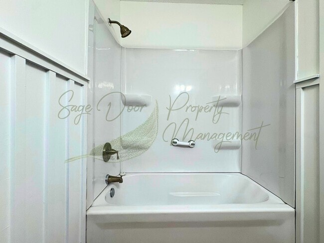 Building Photo - BEAUTIFULLY UPDATED 5 BED/ 3 BATH HOME WITH OVERSIZED GARAGE