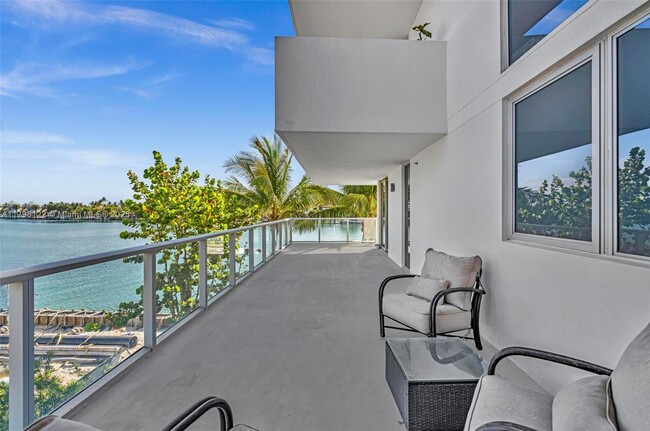 Building Photo - 9901 E Bay Harbor Dr