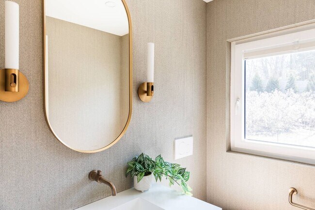 Building Photo - 32 Island View Dr W