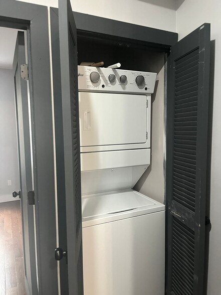 Building Photo - 63 Vroom St