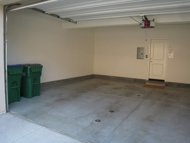 Building Photo - Prestigious 2 Bed 2.5 Bath Two Story Condo