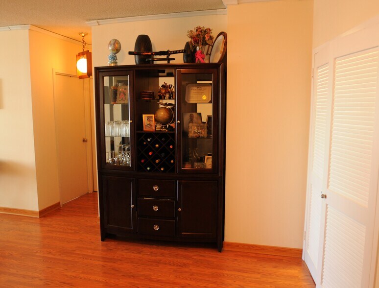 Entrance/Hallway - 45 river drive south