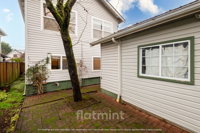 Building Photo - 1728 26th Ave S