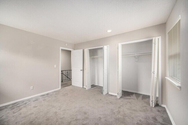 Building Photo - 221 N Oak Dr