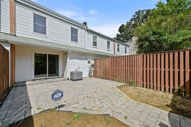 Building Photo - Ready Now! 3 bedroom Townhouse in Annapolis!