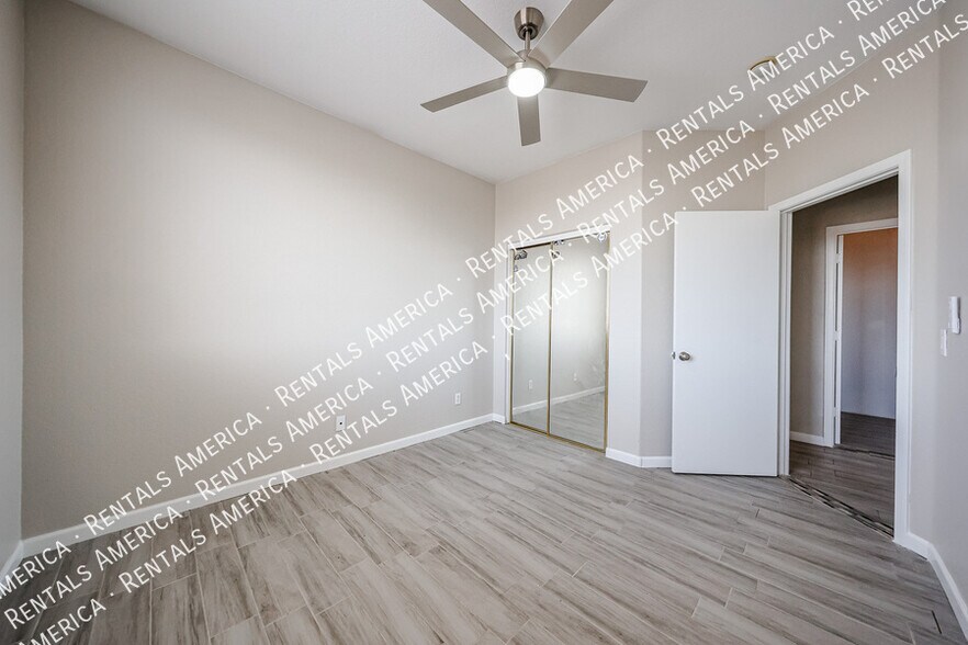 Building Photo - 3825 S 60th Dr