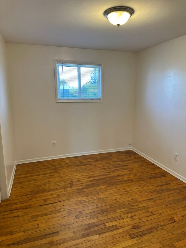 Building Photo - 3 Bedroom 1.5 Bathroom Home WSG Included! ...