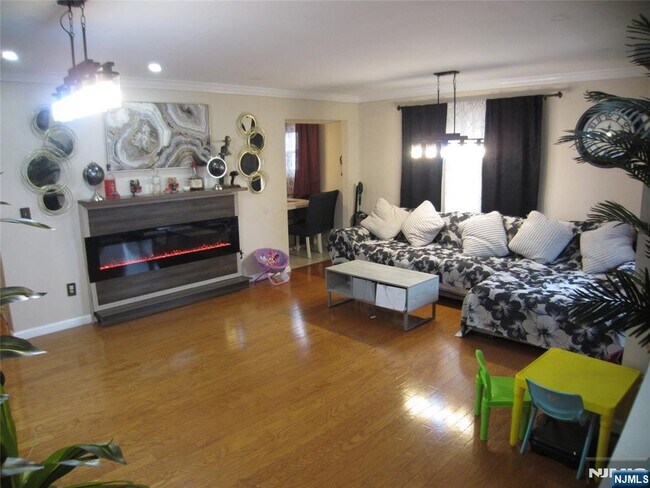 Building Photo - 233 Midland Ave