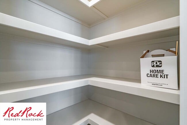 Building Photo - Modern 4-Bed Townhome in Hurricane Heights