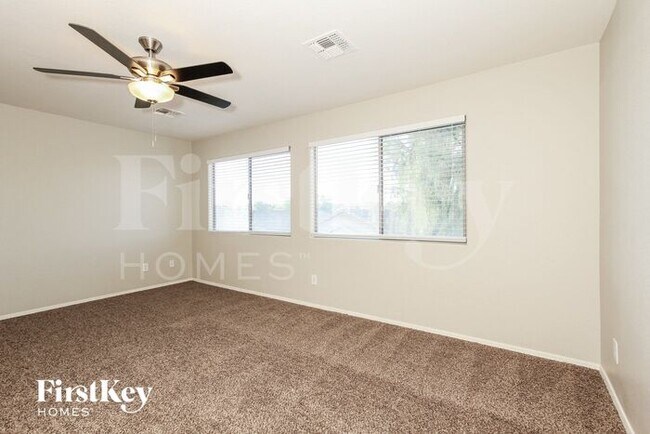 Building Photo - 835 E Bradstock Way