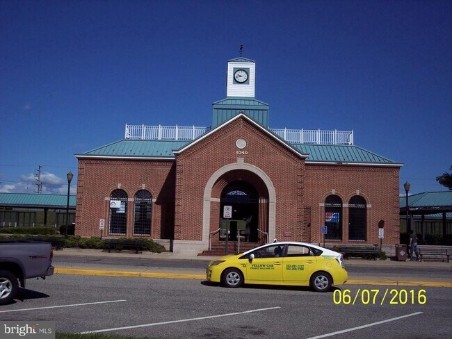 Building Photo - 731 Chevington Ct