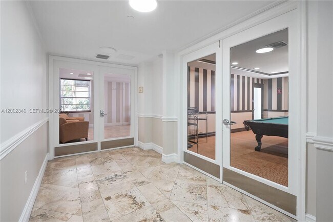 Building Photo - 520 SE 5 Ave