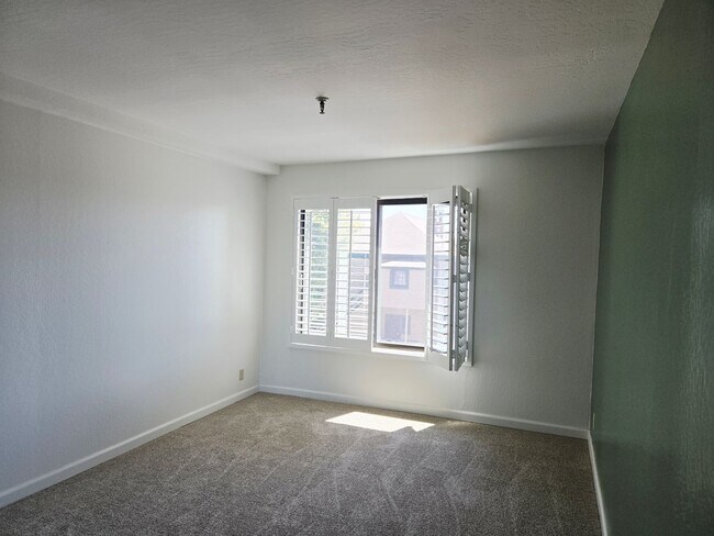 Building Photo - Top Floor Condo Unit