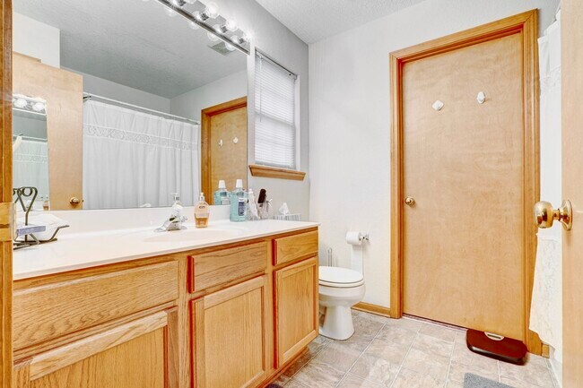 Building Photo - 3410 Zinnia Dr