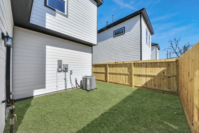 Building Photo - 8025 Peachtree St