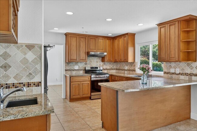 Building Photo - Toro Sunshine Expansive 4 Bed/ 3 Bath Home!