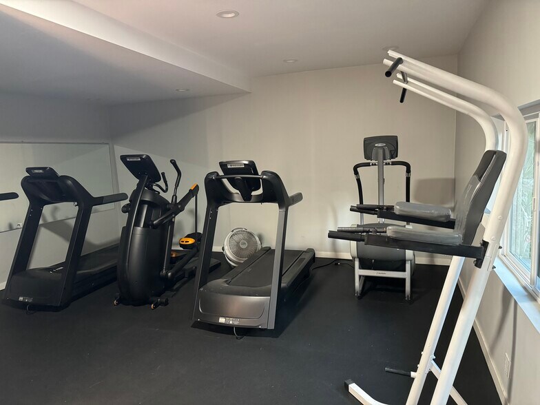 Building Photo - 2700 Cahuenga Blvd E