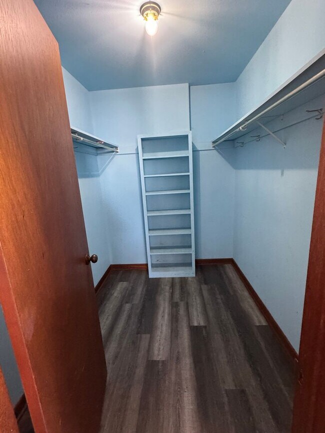 Building Photo - Country living at its best! Traditional farm house avail NOW