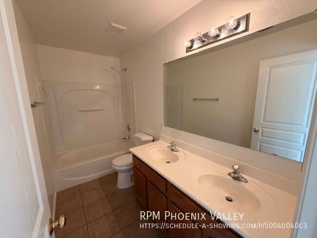 Building Photo - 422 E Saddle Way