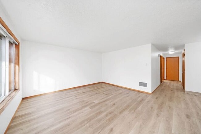 Building Photo - 3 bedroom downtown Hillsboro!! Call today-...