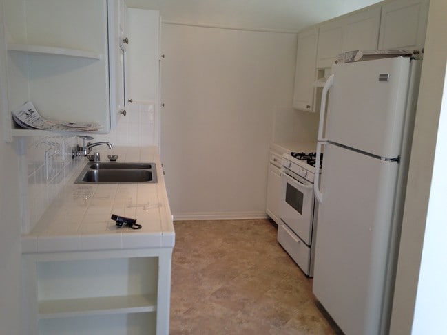 Refrigerator, dishwasher, Granite counter - 425 Doheny S Dr