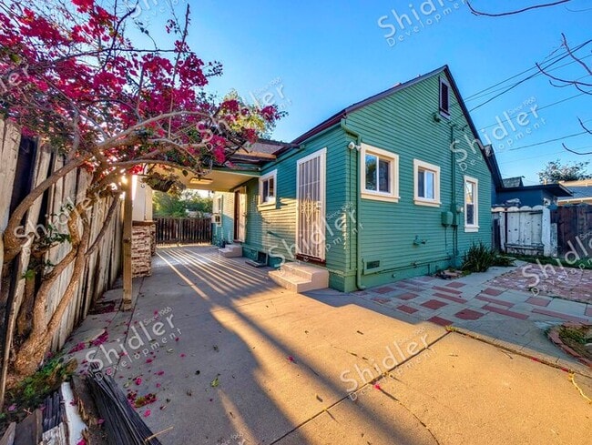 Building Photo - Upgraded Bungalow with Garage