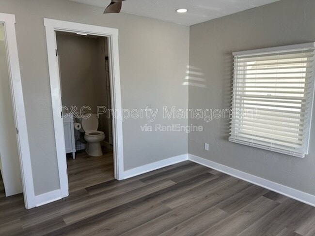 Building Photo - 1519 W 22nd Pl