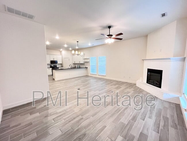 Building Photo - 6002 NW Meade St