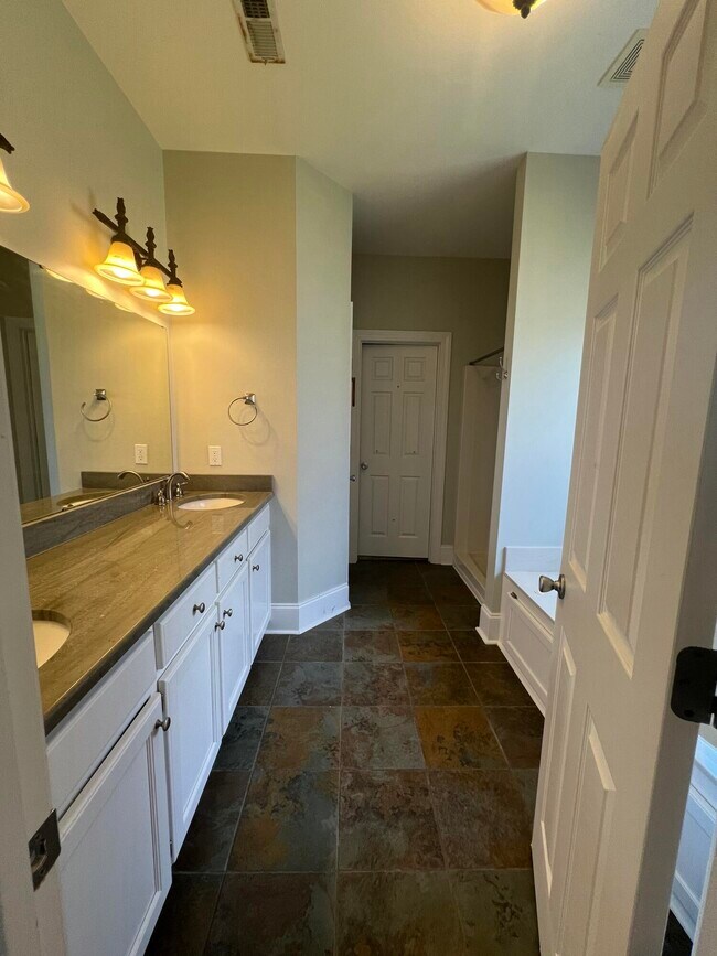 Building Photo - 2105 Harborview Dr