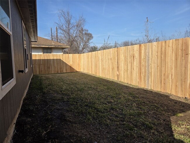 Building Photo - 6202 N Wayside Dr