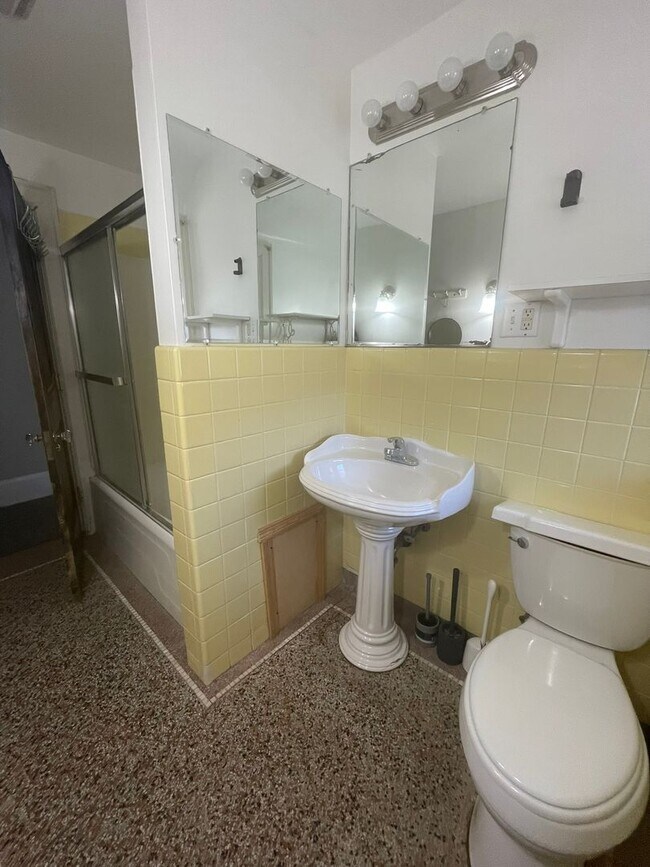 Building Photo - 725 Church St