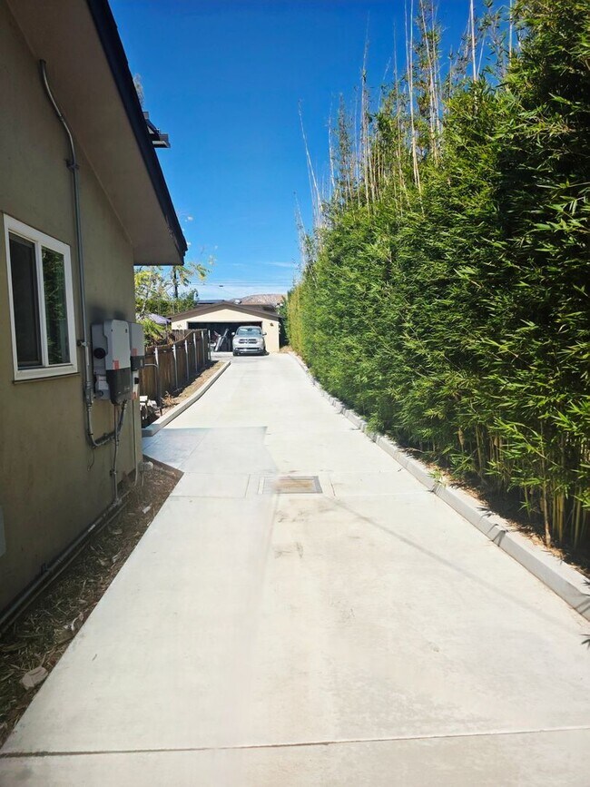 Building Photo - $5,500 - Beautiful 3BR/2BA Home on ? Acre ...