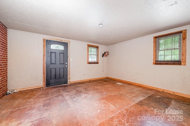 Building Photo - 6118 S Rocky River Rd