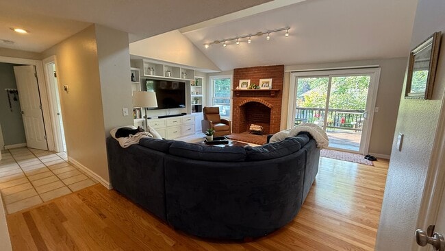 Building Photo - Pristine Single-Family Home in the Heart o...
