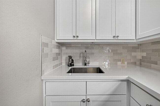 Building Photo - 2731 Stuart Manor