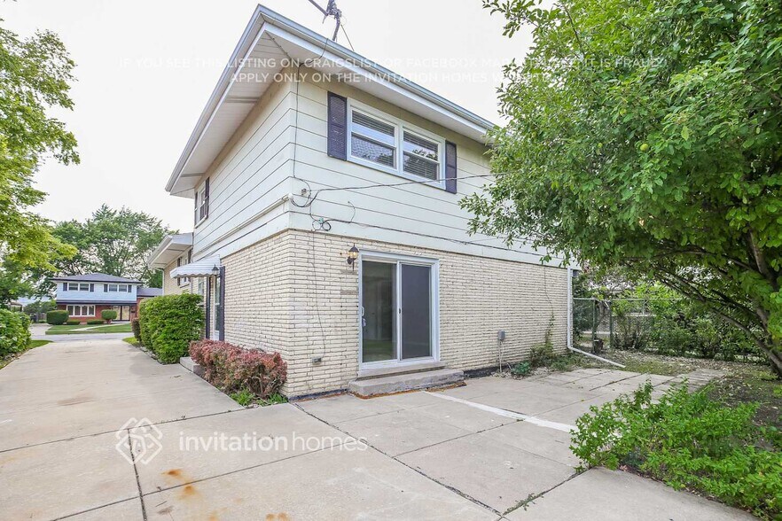 Building Photo - 10801 Kolmar Ave