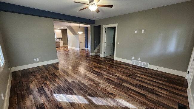 Building Photo - 3 Bedroom, 1 Bathroom Fully Remodeled Home...