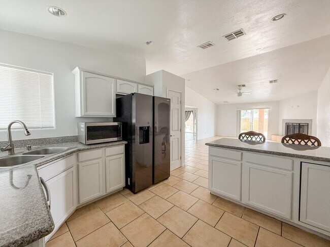 Building Photo - 29 Palms Home with Garage