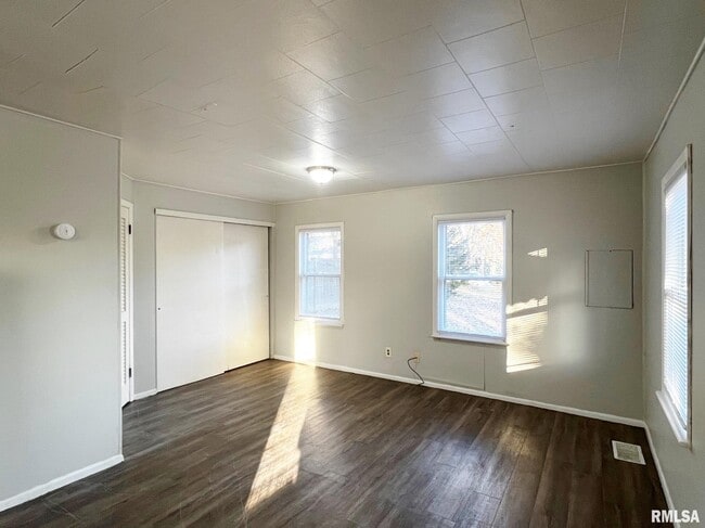 Building Photo - 1411 E Crestwood Dr