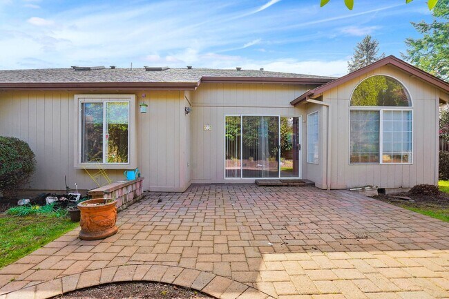 Building Photo - Spacious 3 bed, 2 bath with office (office can be used as 4th bedroom).