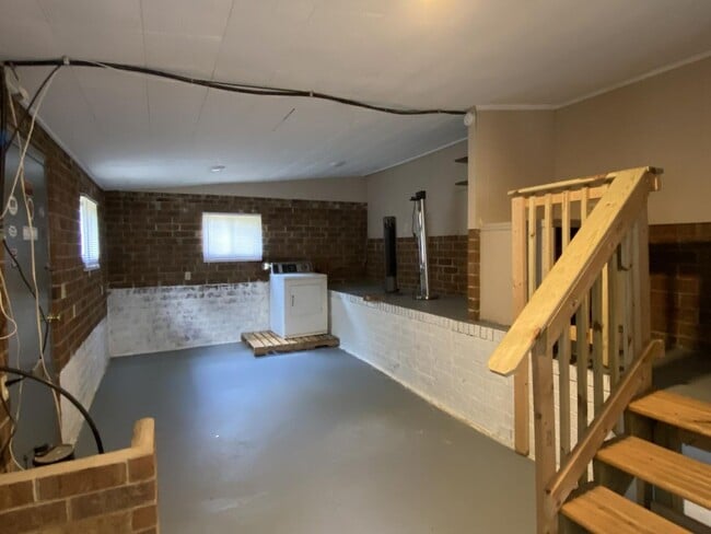 Building Photo - Cute two bedroom house in quiet neighborhood