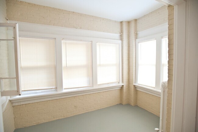Building Photo - Bright, Spacious 3BR in Prime Upper East Side