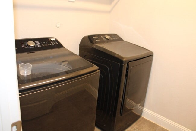 Building Photo - 1995 Ocelot St