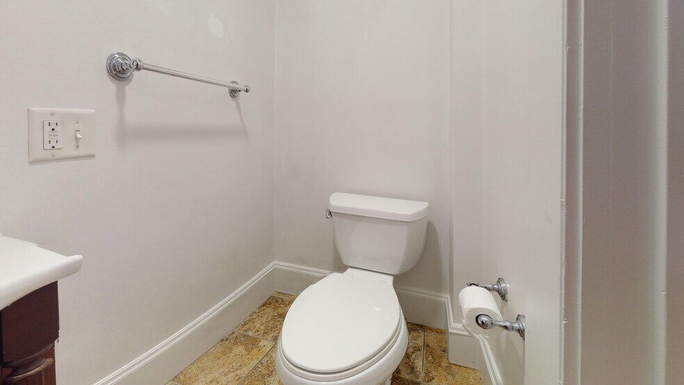 Building Photo - 10 Cherokee St