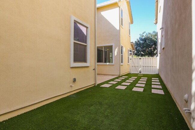 Building Photo - 3710 E Robert St