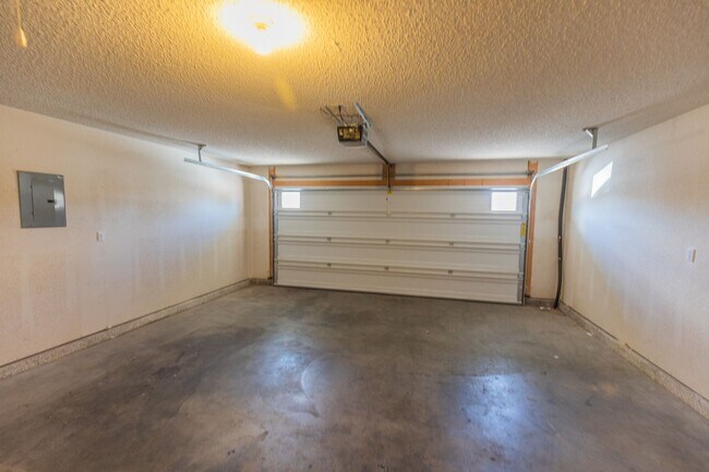 Building Photo - 3 Bedroom 2 Bath Home